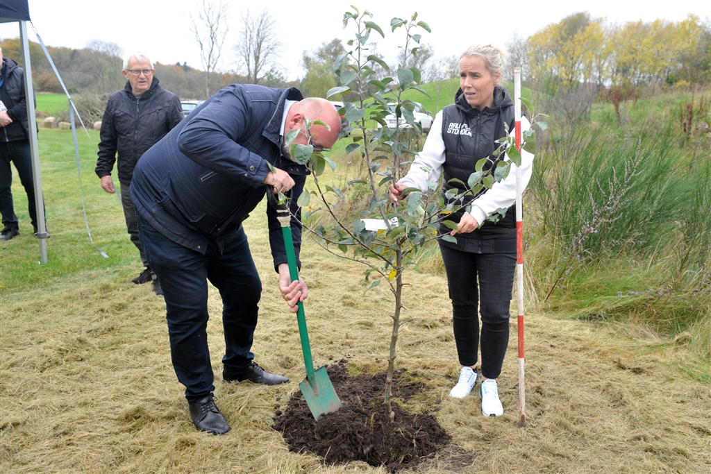 Op til sidste års udgave af Rally Stoholm blev der plantet æbletræer, hvor afgående folketingsmedlem Kristian Pihl Lorenzen foretog gravearbejdet i Tastum.
(Foto: Morten Alstrup)